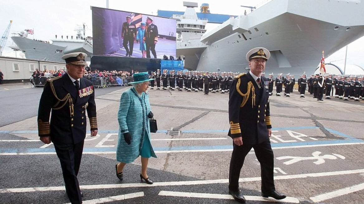 Σκωτία: Η Βασίλισσα Ελισάβετ «βάπτισε» αεροπλανοφόρο με... ουίσκι!
